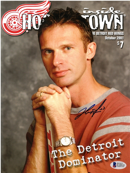 Dominik Hasek Autographed 2001 Red Wings Magazine
