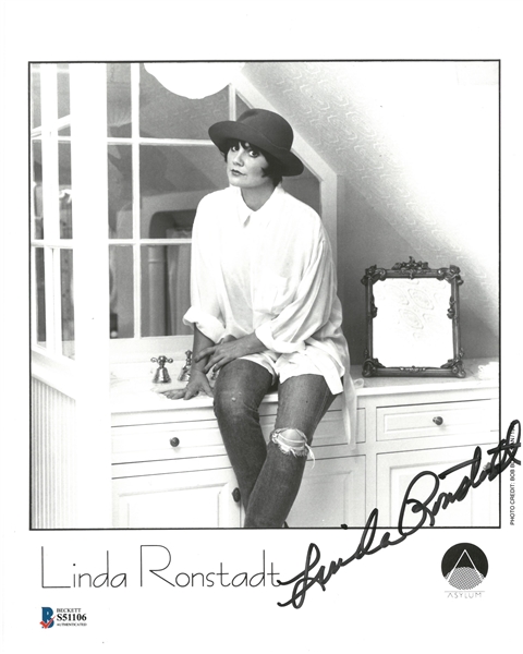 Linda Ronstadt Autographed 8x10 Photo
