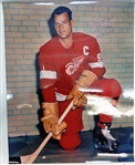 Gordie Howe Autographed 16x20 Photo - Kneeling