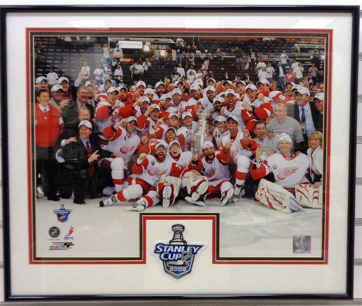 2008 Red Wings Framed 16x20 Photo (overall 20x24)