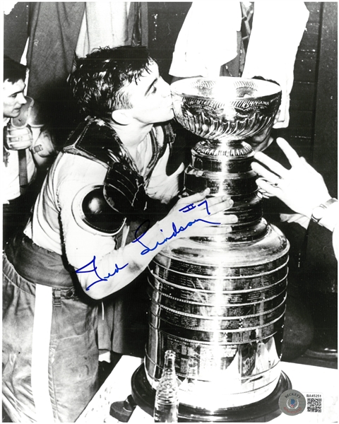 Ted Lindsay Autographed 8x10 - Kissing Cup