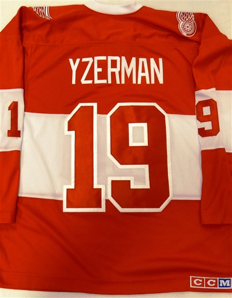 Steve Yzerman Size Large Red Wings Alumni Jersey