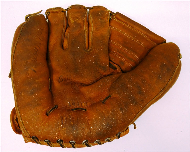 Nellie Fox Vintage Store Model Glove
