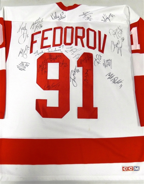 Red Wings Jersey Signed by 22 (Konstantinov, Yzerman & More)