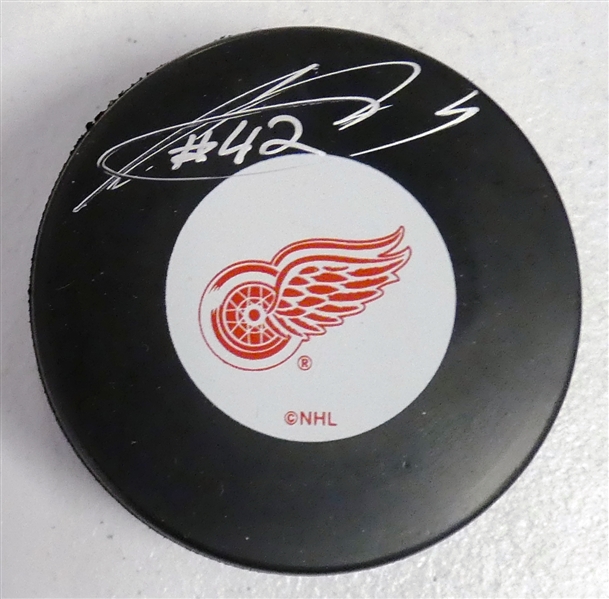 Sean Avery Autographed Red Wings Puck