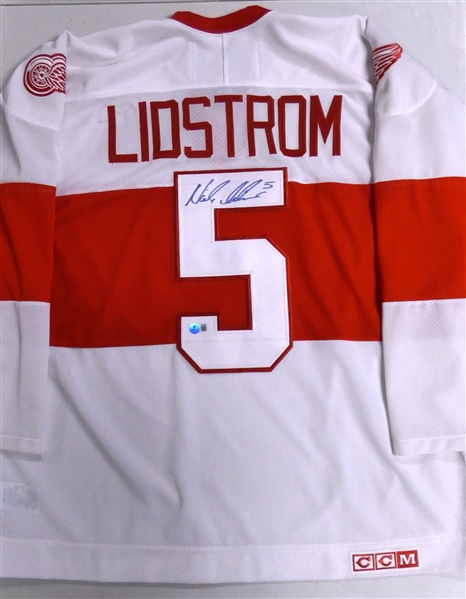 Nicklas Lidstrom Autographed 2009 Winter Classic Red Wings Jersey