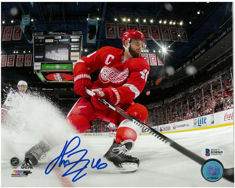 Henrik Zetterberg Autographed 8x10